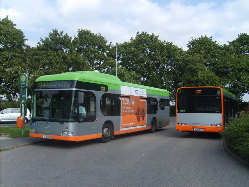 Zusammen mit einem Urbino 12 steht ein O 530 CNG als Buslinie 134 an der Haltestelle Nordring