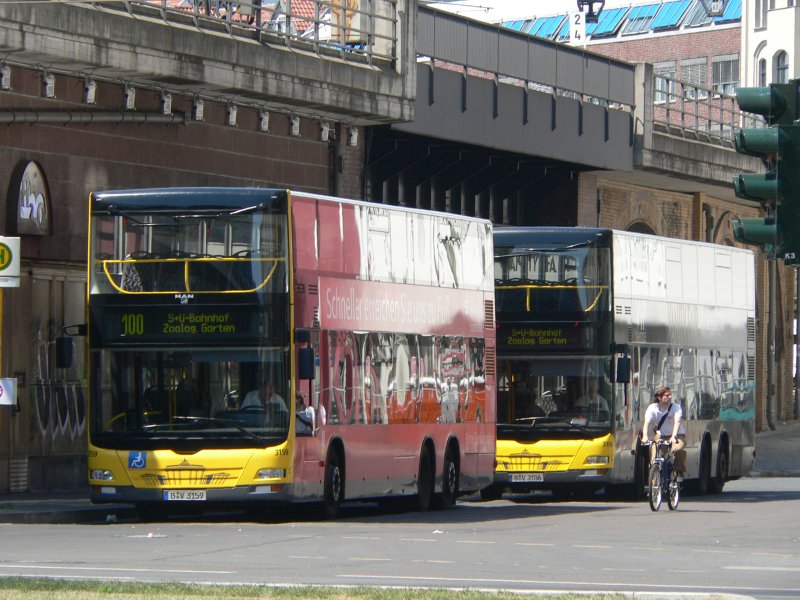Zwei Doppelstockbusse warten neben der Stadtbahn am Alexanderplatz auf ihre Abfahrt. 10.6.2007