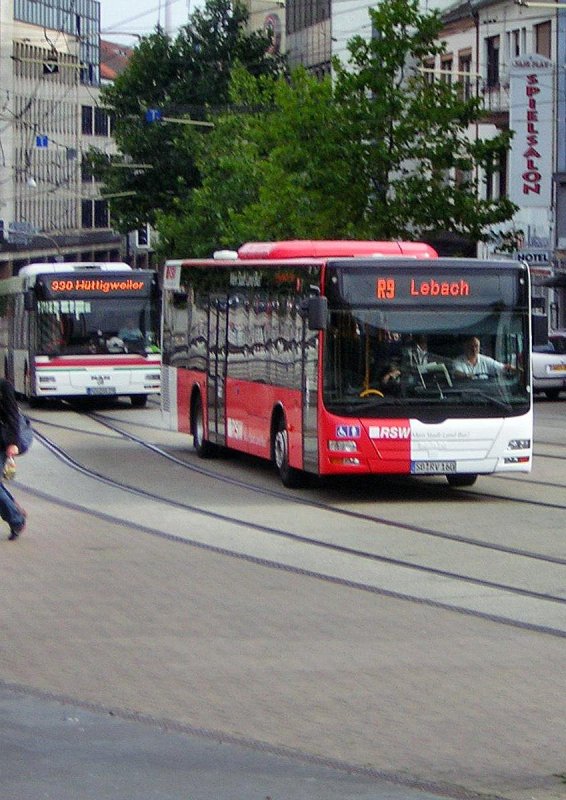 Zwei Fahrzeuge der Saar-Pfalz-Bus fahren die Haltestelle Saarbrcken Hauptbahnhof an.