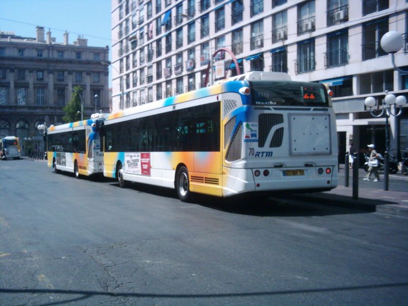Zwei Heuliez GX 327 in Marseille an der Haltestelle  Centre Bourse .