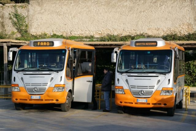 Zwei Mercedes-Benz Vario 818 stehen an der Endhaltestelle in Anacapri. Der Linke fhrt im Linienverkehr nach Faro, der Rechte zur Grotta Azzurra; 10.02.2008