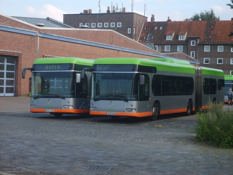 Zwei O530 G CNG stehen am 13.7.07 im Betriebshof Vahrenwald