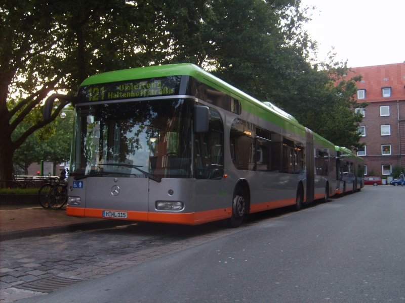 Zwei O530 G CNG stehen am 13.7.07 als Buslinie 121 an der Endhaltestelle Altenbeckener Damm. Zusammen sind es 36 Meter gebalte     Schnheit