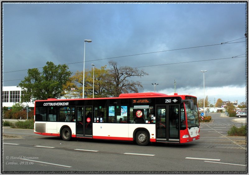 Zweiachsiger Stadtbus der  Cottbusverkehr  an der Vetschauer Strasse. Cottbus, 09.11.06.